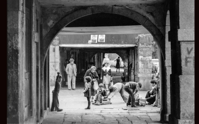 Imagem da vida na cidade do Porto sob os arcos dos edifícios, 1984.  Crédito: Nuno Félix da Costa.