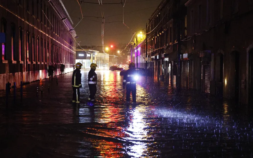 Imagem de bombeiros e drenar as ruas alagadas em Alcântara, Lisboa, em dezembro de 2022. Crédito:António Pedro Santos/Lusa