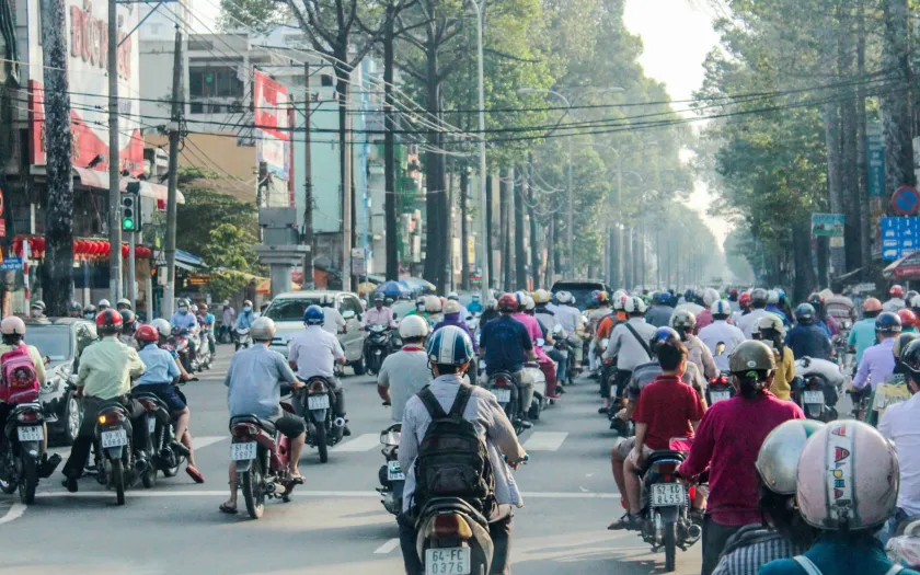 Imagem de uma rua de cidade asiática, com grande concentração de motos. Crédito: Lan Yao, Canva 