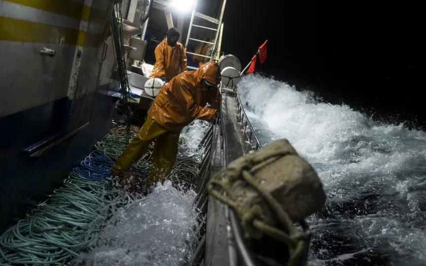 Imagem de dois pescadores indonésios a pescar durante a noite. Crédito: Daniel Rodrigues