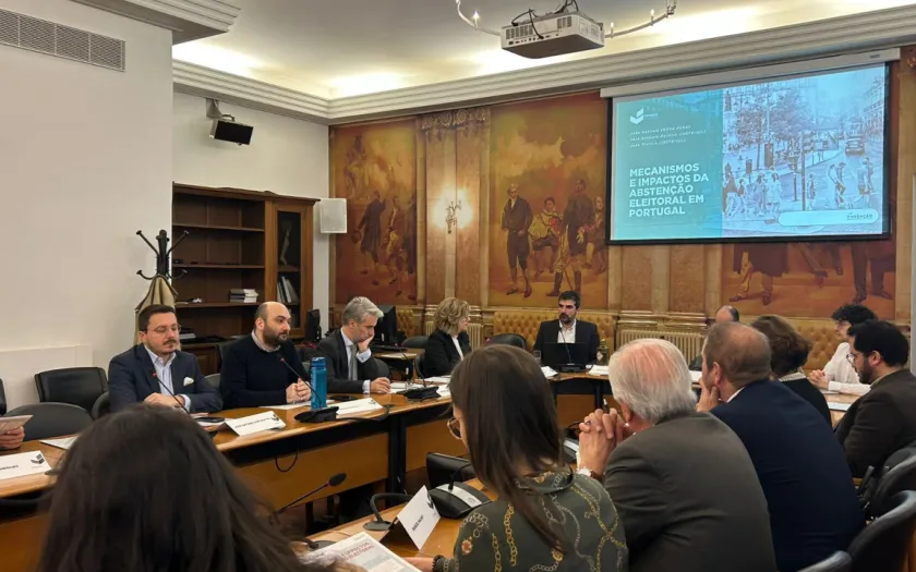 Imagem da reunião da Fundação com deputados à Assembleia da República para debater a abstenção eleitoral