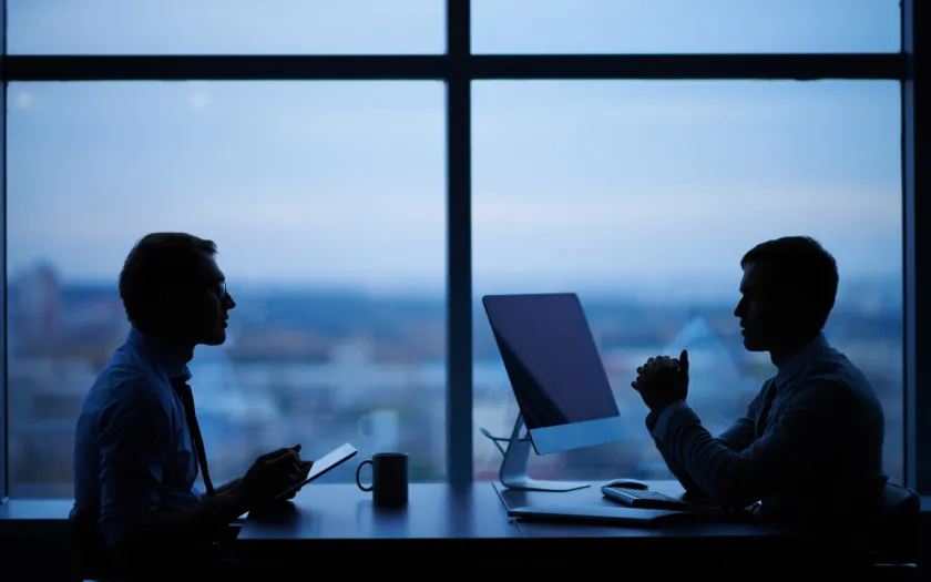 Duas pessoas a trabalhar num escritório. Crédito: Canva