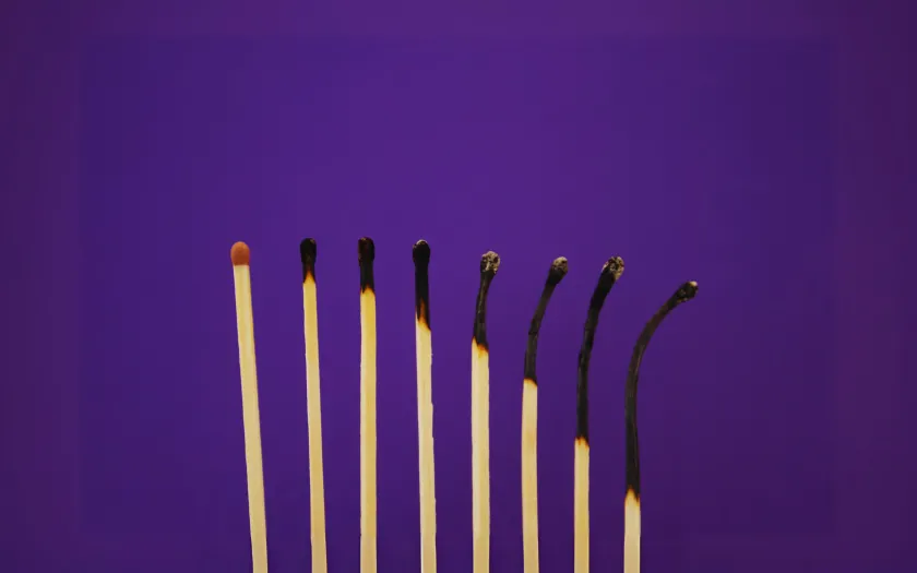 Imagem de vários fósforos queimados, numa alusão ao burnout. Crédito: Canva.