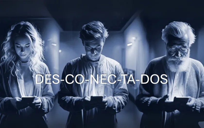 Imagem de três pessoas, de diferentes idades, a olhar para um smartphone.