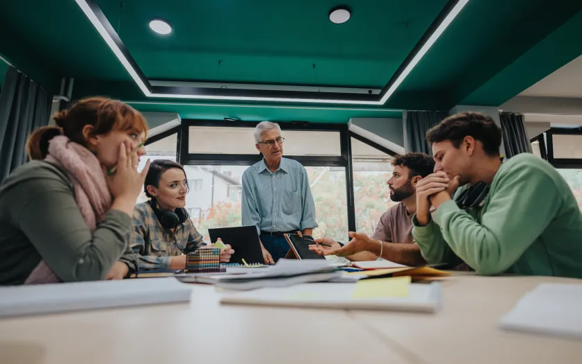 Imagem de estudantes do secundário com o seu professor. Crédito: Shutterstock.