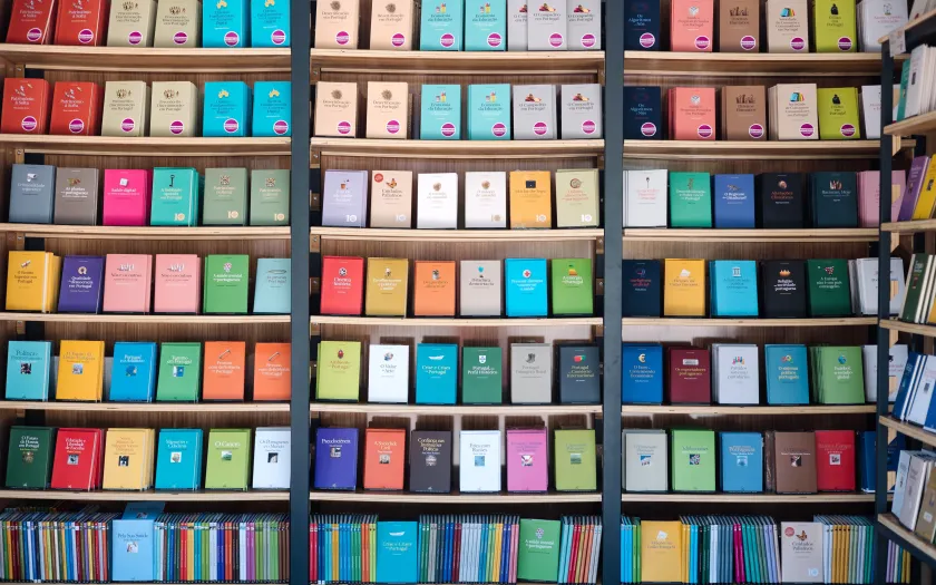 Imagem de uma estante com livros da coleção de Ensaios da Fundação, que foi criada há 15 anos.
