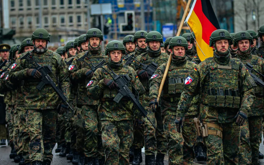 Imagem de soldados alemães, durante uma parad militar. Crédito: Shutterstock