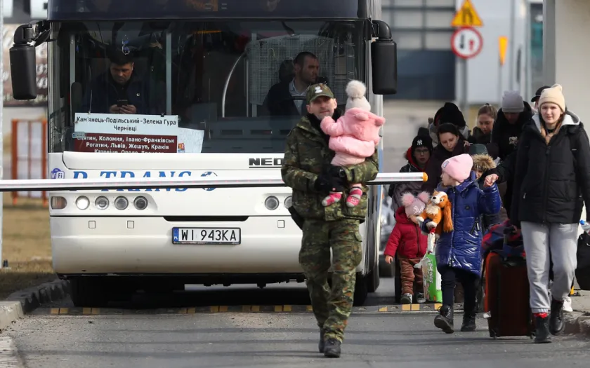 Imagem de um grupo de refugiados ucranianos, a maioria mulheres com crianças, a cruzar a fronteira com a Polónia. Crédito: Shutterstock
