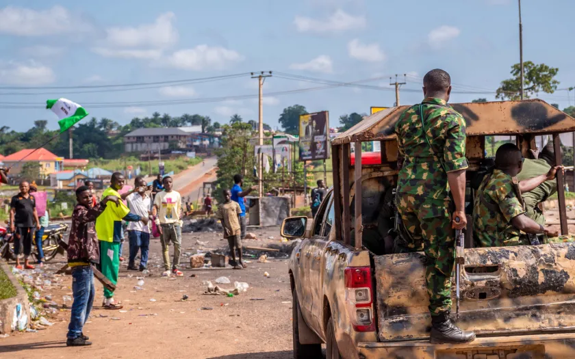 Imagem de uma rua da Nigéria marcada por protestos de jovens contra a brutalidade policial no país. Crédito: Shutterstock.
