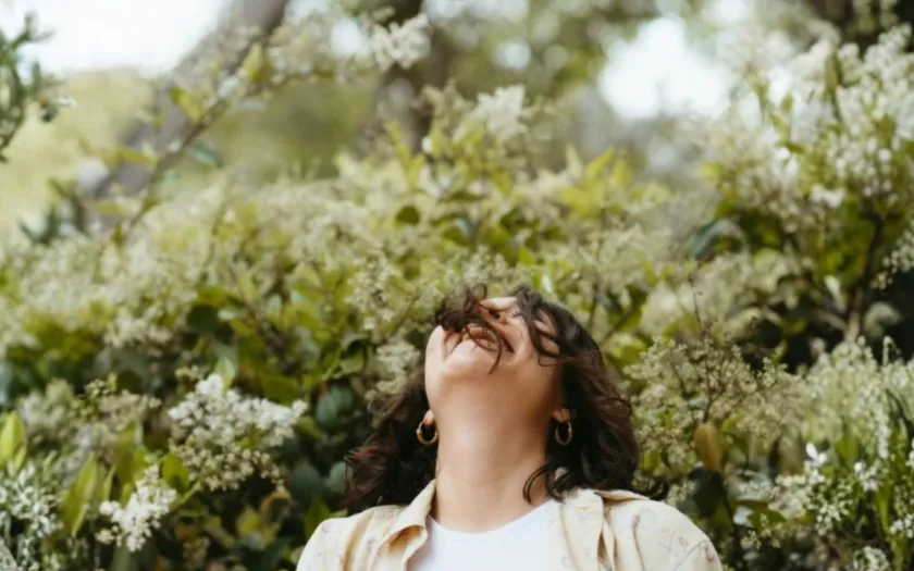 Imagem de uma mulher a rir. Crédito: Canva