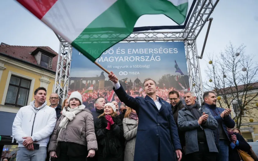 Fotografia de um homem, o político Péter Magyar, empunhando a bandeira da Hungria, num comício. Crédito: Péter Magyar (Página oficial do Facebook)