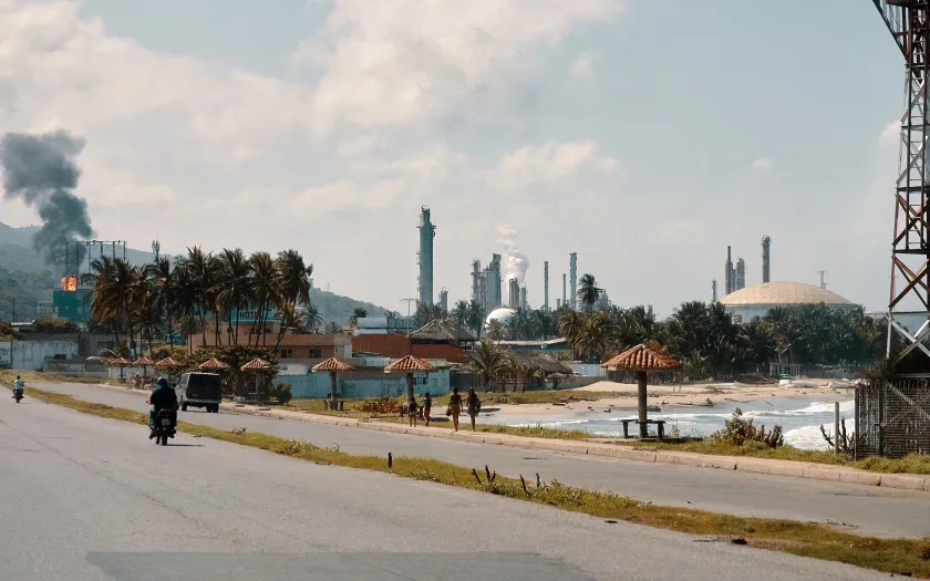 Uma praia em Puerto Cabello, na Venezuela, com a refinaria El Palito, ao fundo.