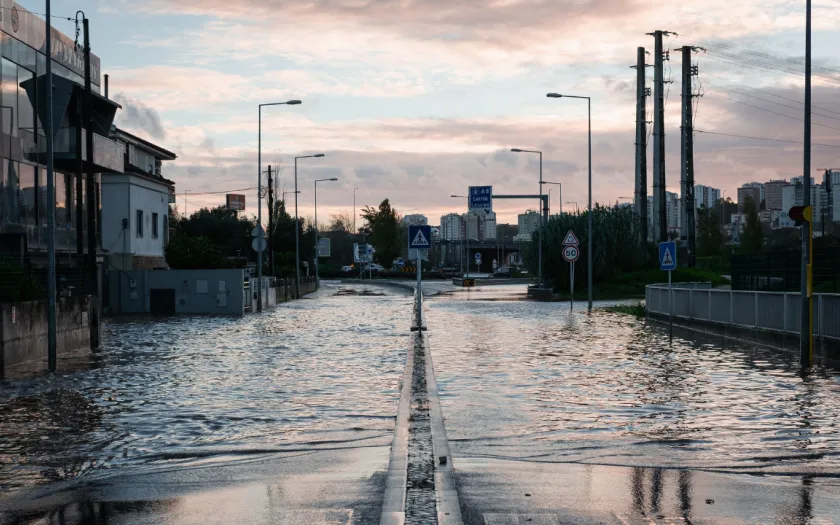imagem de ruas alagadas em Portugal, tendo como pano de fundo um céu cinzento de tempestade. Crédito: Shutterstock