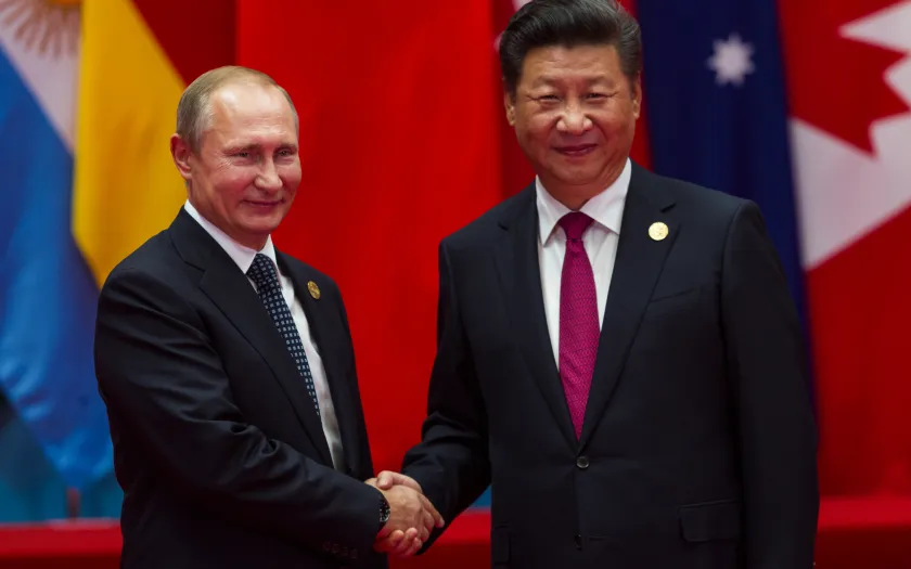 O presidente chinês Xi Jinping (à direita) dá as boas-vindas ao presidente russo Vladimir Putin (à esquerda) na cimeira do G20 em Hangzhou.