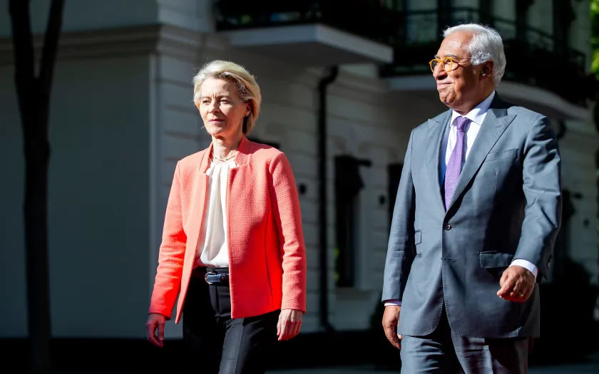Ursula von der Leyen, presidente da Comissão Europeia, a andar, na rua, ao lado de António Costa, presidente do Conselho Europeu. Créditos: shutterstock