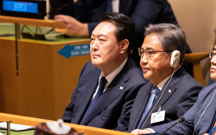 O antigo presidente da Coreia do Sul, Yoon Suk Yeol, a assistir a uma conferência.