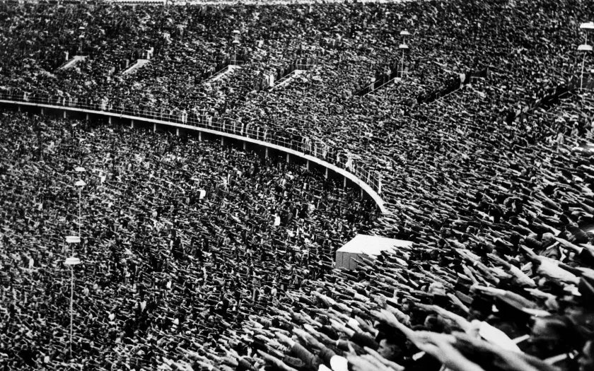 Um estádio cheio a fazer saudação nazi à chegada de Hitler aos jogos olímpicos