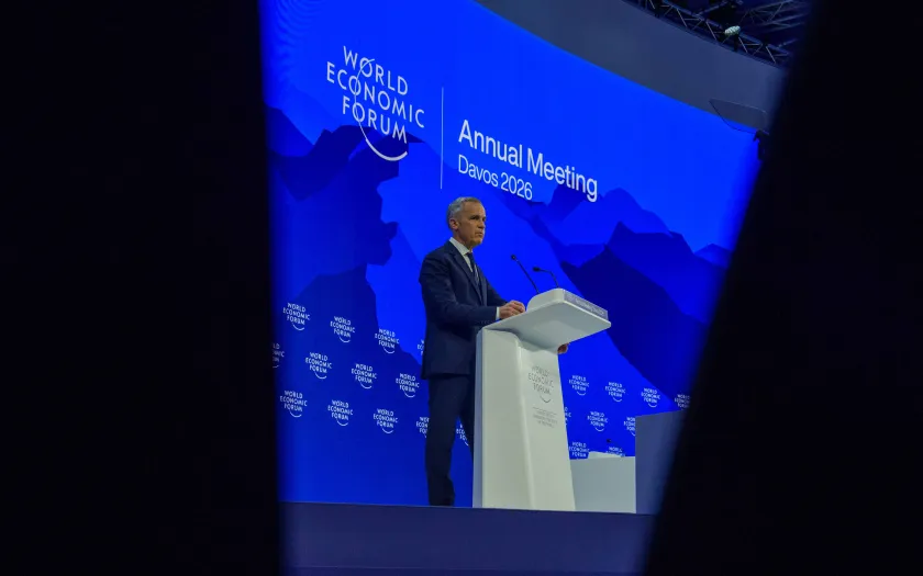 O primeiro-ministro canadiano Mark Carney a discursar, num púlpito, no Fórum Económico Mundial, em Davos.