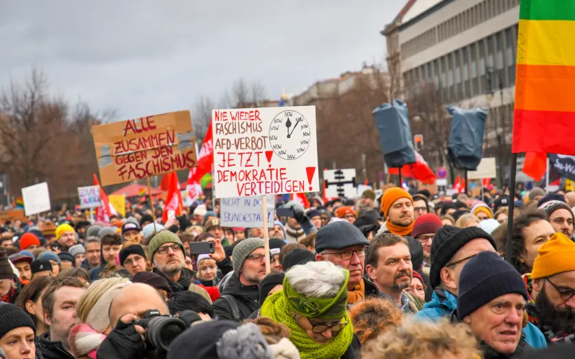 Imagem de uma manifestação contra o fascismo na Alemanha, que reuniu milhares de pessoas em fevereiro de 2025. Crédito: Shutterstock