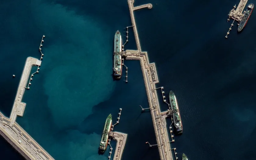 Imagem aérea de barcos e água, no porto de carga de Doha, Qatar.