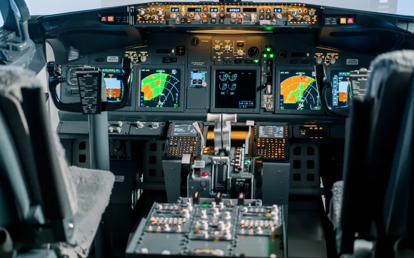 Close-up de um cockpit de um avião de passageiros. Créditos: shutterstock