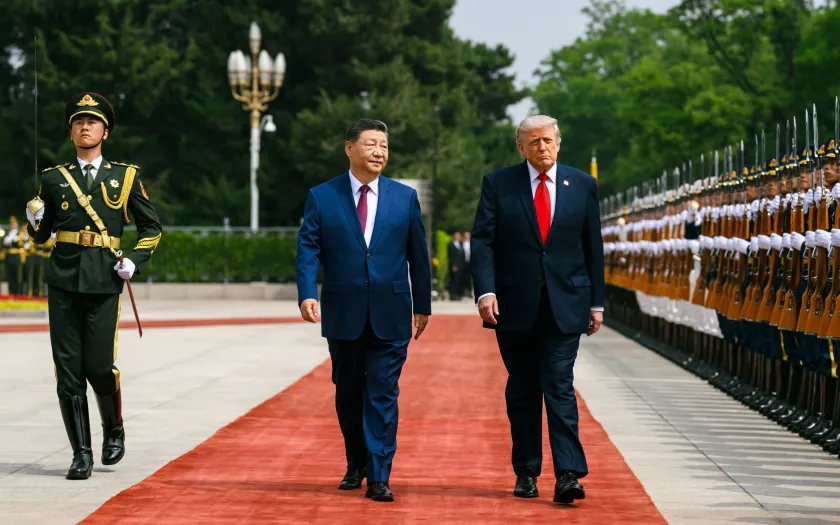 Donald Trump e Xi Jinping lado a lado, a andar sobre uma passadeira vermelha, na cerimónia de boas-vindas do presidente americano à China.