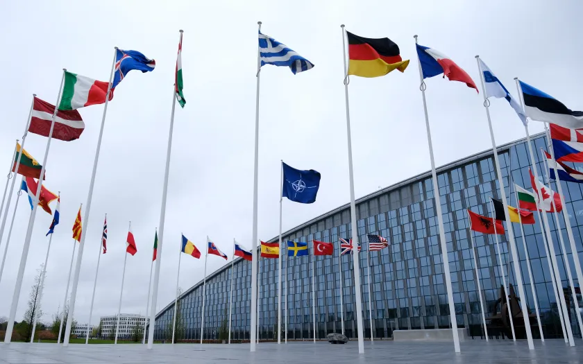 O exterior da sede da NATO, com todas as bandeiras dos países-membros da organização.