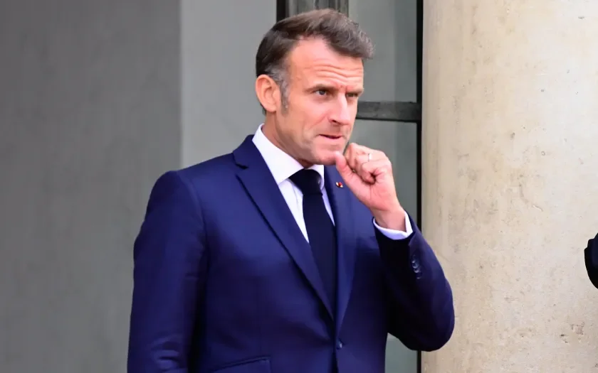 Imagem de um homem com semblante carregado, o presidente da República francês Emmanuel Macron. Crédito: Shutterstock
