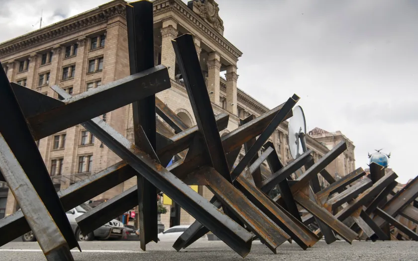 Ima de barreias anti-tanque espalhadas pela praça central de Kyiv, Ucrânia. Créditos: shutterstock