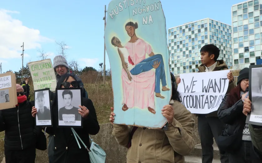 Ativistas dos direitos das Filipinas reúnem-se em frente ao TPI após o ex-presidente filipino Rodrigo Duterte começar a ser julgado por crimes contra a humanidade. Crédito: Shutterstock