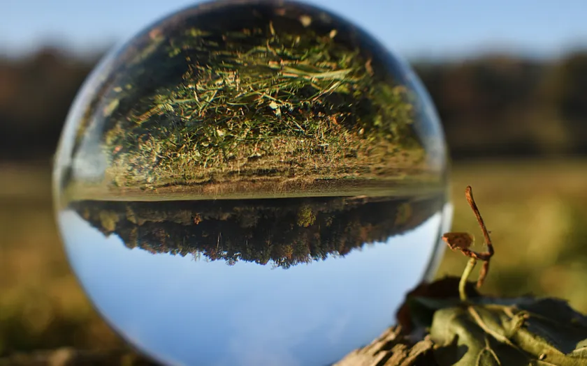 Imagem de uma bola de cristal, que reflete o mundo ao contrário. Crédito: Shutterstock.