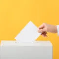Imagem de uma urna de voto 