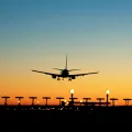 Imagem de um avião a aterrar numa pista de aeroporto
