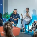 Imagem do advogado João Taborda da Gama, da professora Maria Carmo Carvalho e de Pedro Teixeira, durante a Praça da Fundação «Viagem aos psicadélicos: novas terapias e horizontes pessoais?»