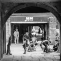 Imagem da vida na cidade do Porto sob os arcos dos edifícios, 1984. Crédito: Nuno Félix da Costa.