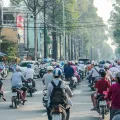 Imagem de uma rua de cidade asiática, com grande concentração de motos. Crédito: Lan Yao, Canva 