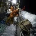 Imagem de dois pescadores indonésios a pescar durante a noite. Crédito: Daniel Rodrigues