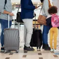 Imagem de pessoas na fila de um aeroporto. Crédito: Shutterstock