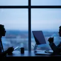 Duas pessoas a trabalhar num escritório. Crédito: Canva
