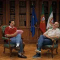 Imagem de Guilherme Geirinhas com Paulo Raimundo, durante a gravação da rúbrica «Moção de Confiança»