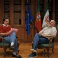 Imagem de Guilherme Geirinhas com Paulo Raimundo, durante a gravação da rúbrica «Moção de Confiança»