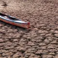 Imagem de uma canoa numa barragem seca, que ilustra o impacto da seca atual na barragem de Sau, na Catalunha. Créditos: shutterstock