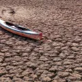 Imagem de uma canoa numa barragem seca, que ilustra o impacto da seca atual na barragem de Sau, na Catalunha. Créditos: shutterstock