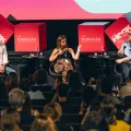 Imagem de Ricardo Araújo Pereira, Mariana Cabral e João Pereira Coutinho durante a sessão «Olha aí que isso alieja» no Worten Mock Fest