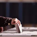 Imagem de um senhor a colocar o voto numa urna