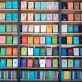 Imagem de uma estante com livros da coleção de Ensaios da Fundação, que foi criada há 15 anos.