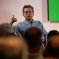 Imagem de José Carlos Mota, autor do ensaio «A Participação Cívica em Portugal», durante a apresentação do livro