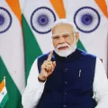 O primeiro-ministro da Índia Narendra Modi tendo como fundo um conjunto de bandeiras do país. Crédito: Shutterstock