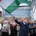 Fotografia de um homem, o político Péter Magyar, empunhando a bandeira da Hungria, num comício. Crédito: Péter Magyar (Página oficial do Facebook)