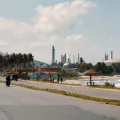 Uma praia em Puerto Cabello, na Venezuela, com a refinaria El Palito, ao fundo.